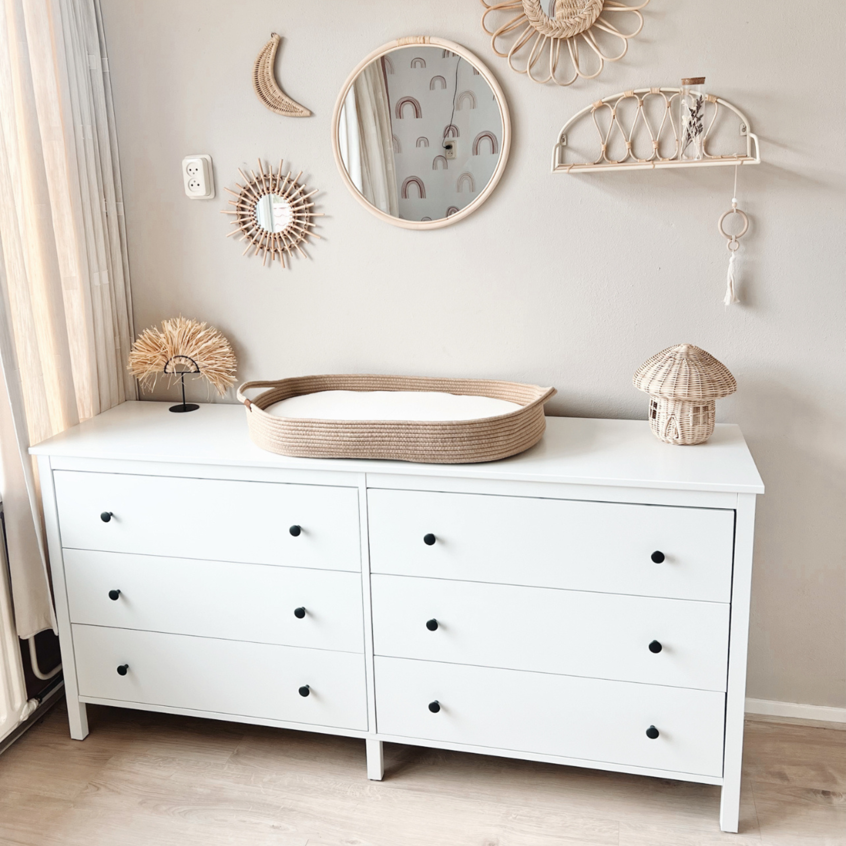 Little Moon verschoonmand Natural Sand op een commode in een babykamer