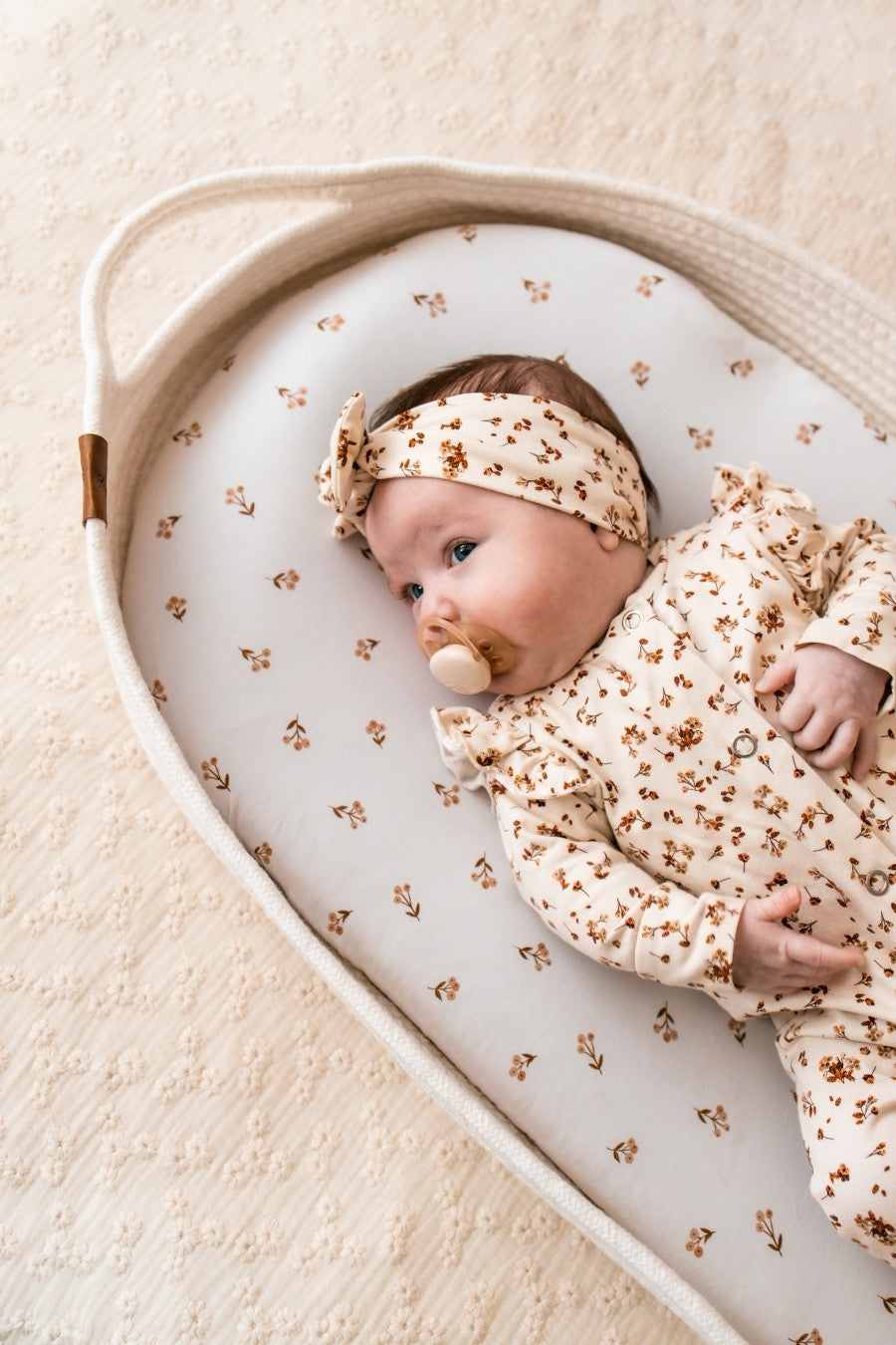 Baby in Little Moon Verschoonmand met Winter Berries matrashoes