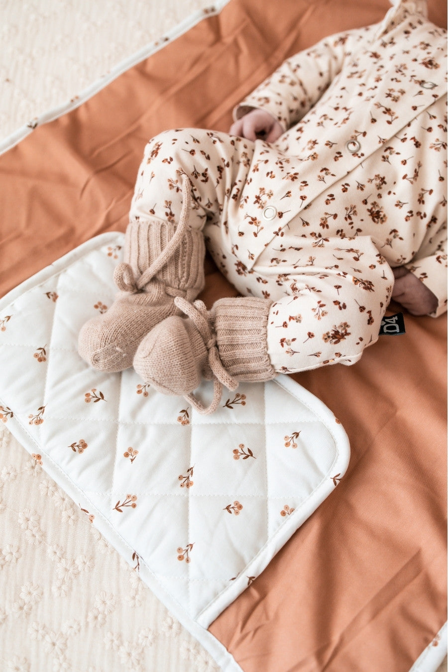 Baby op Little Moon verschoonmatje